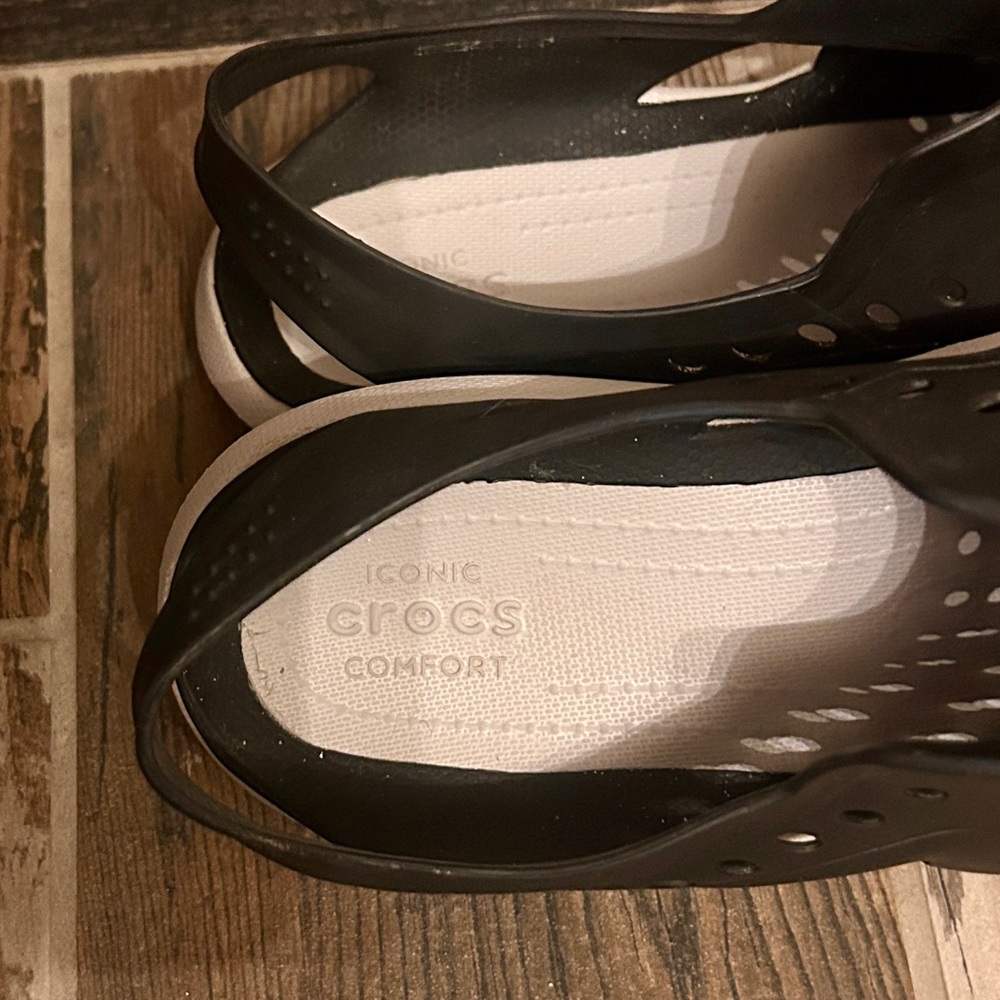 🐊 CROCS 🐊Men’s Swiftwater Slip-On Sandals Black & Chalky Gray Size 11 - Picture 3 of 4